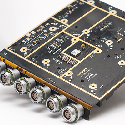 Prototyp av analog och digital elektronik på en testbänk.